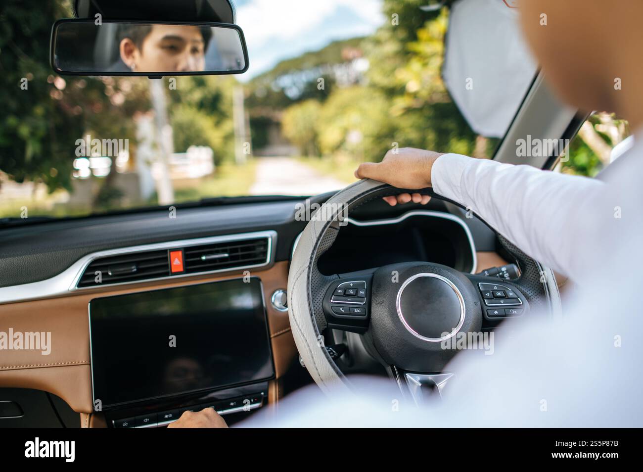 Mann, der ein Lenkrad in einem Auto hält, um zu fahren Stockfoto