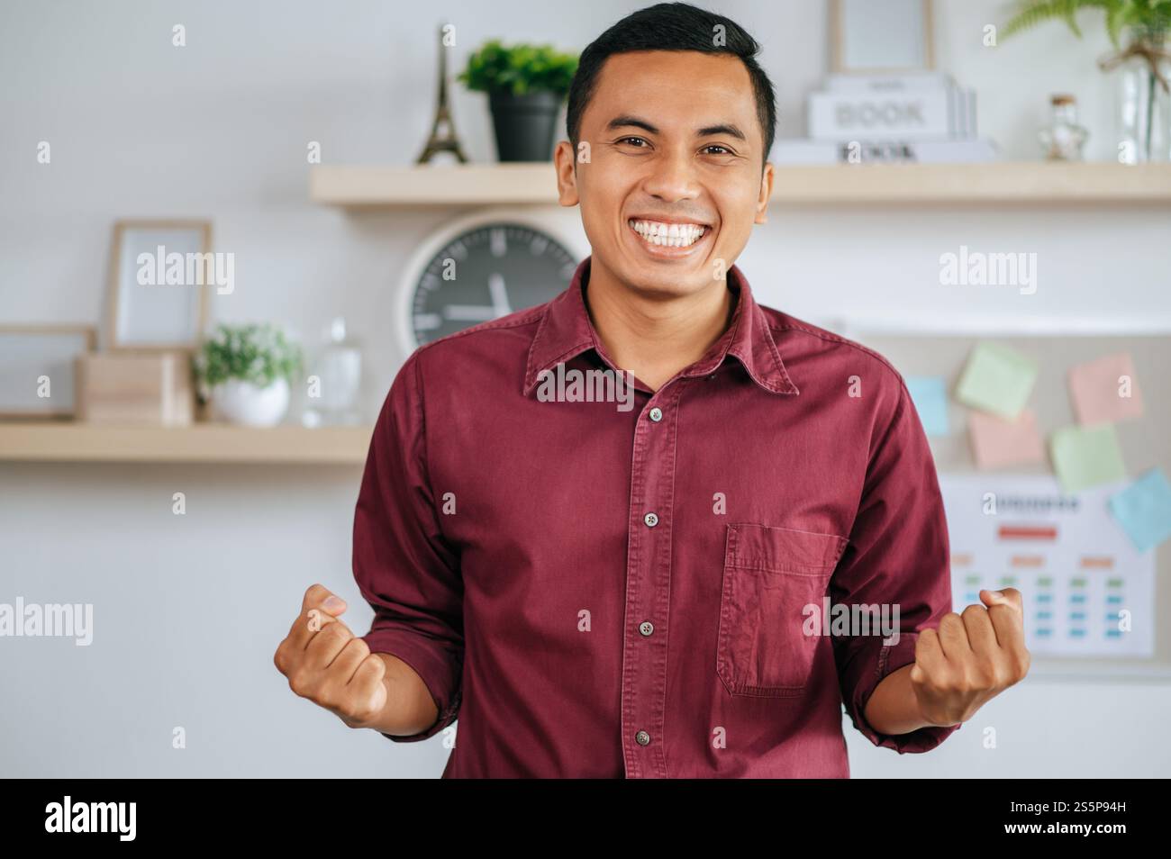 Der männliche Arbeiter hat den Job erledigt und gab vor, glücklich zu sein. Stockfoto