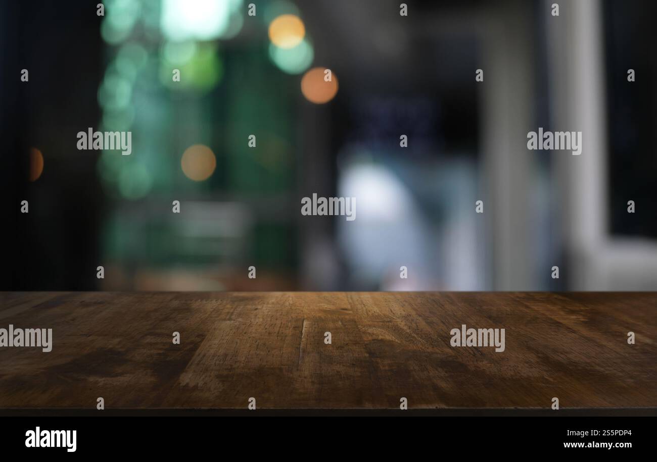 Holz Tischplatte in Blur Hintergrund Raum Interieur mit leeren Kopierraum Stockfoto