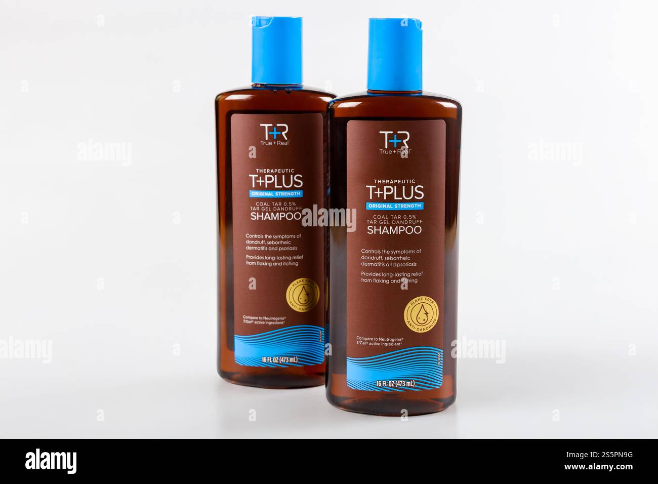 Shampooflaschen auf weißem Hintergrund, die therapeutische Haarpflegelösung für fettiges und geschädigtes Haar zeigen Stockfoto