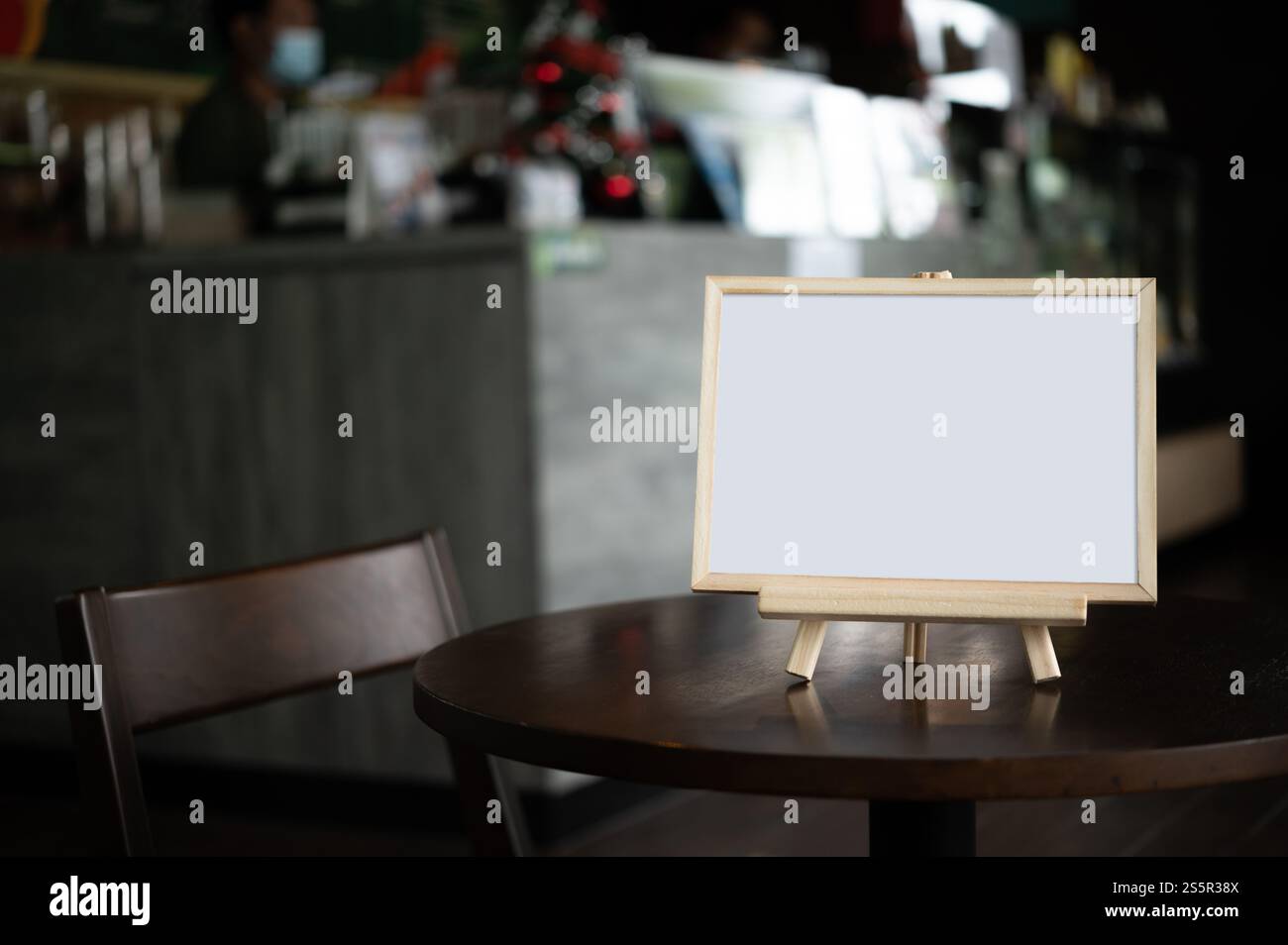 Bilderrahmen auf einem Tisch in einem Restaurant. Stockfoto