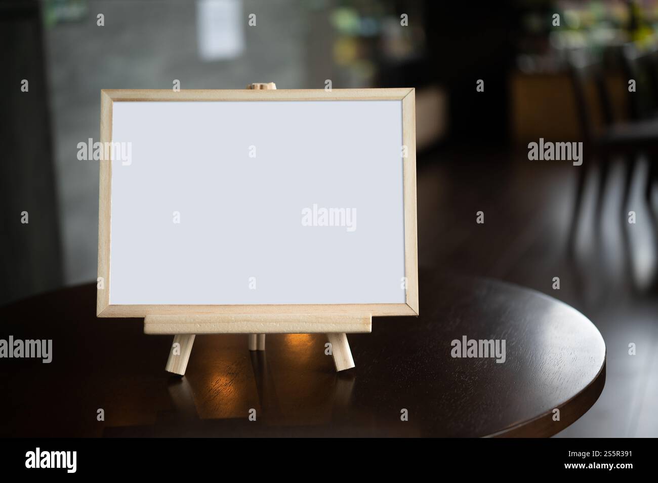 Bilderrahmen auf einem Tisch in einem Restaurant. Stockfoto