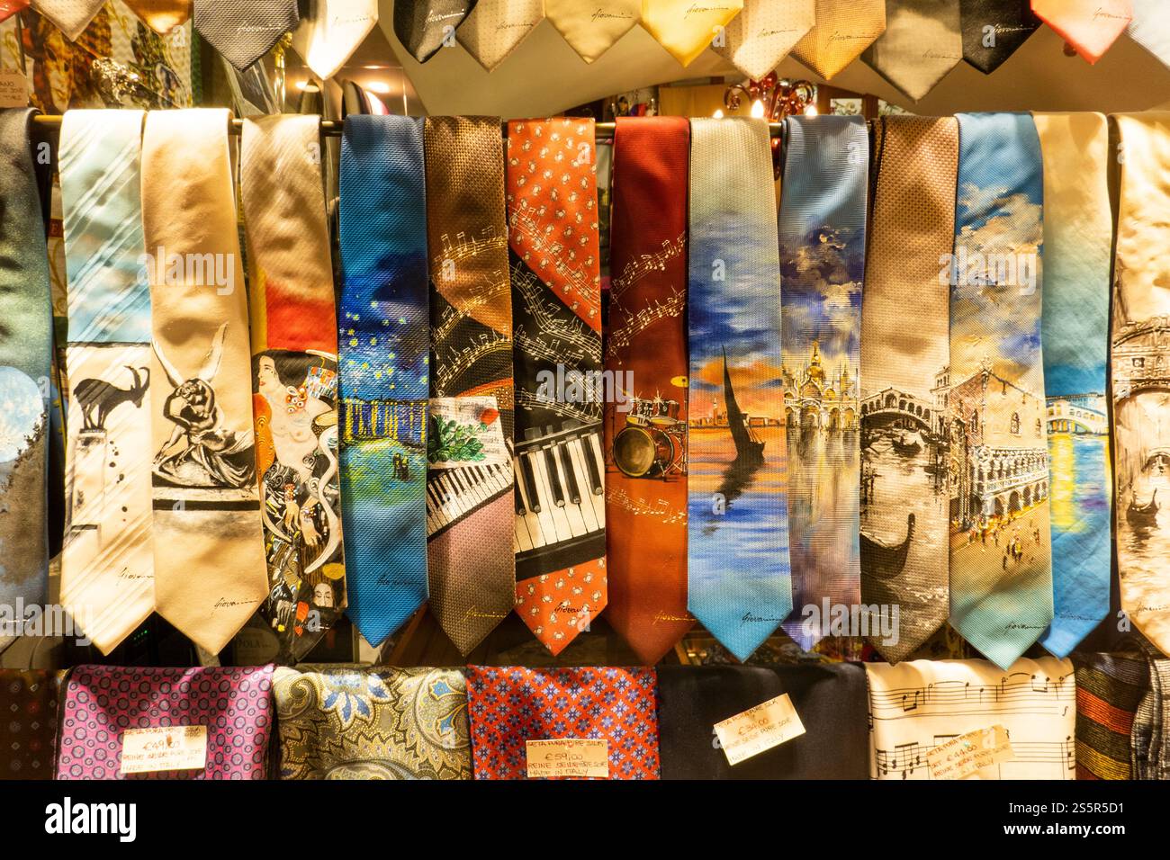 Eine Ausstellung von Krawatten in einem Schaufenster in Venedig, Italien Stockfoto