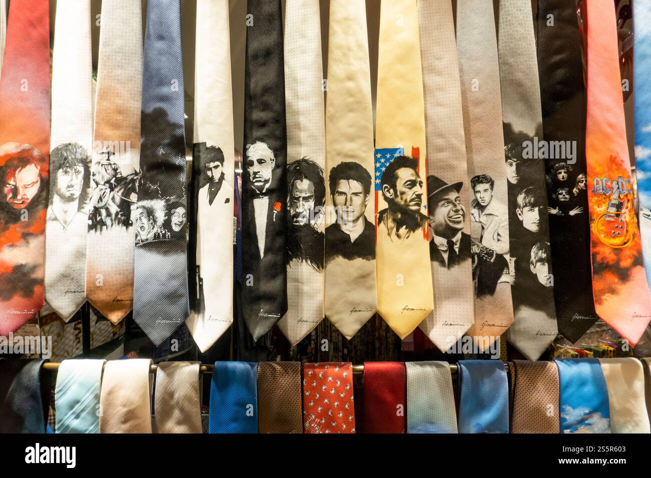 Eine Ausstellung von Krawatten in einem Schaufenster in Venedig, Italien Stockfoto