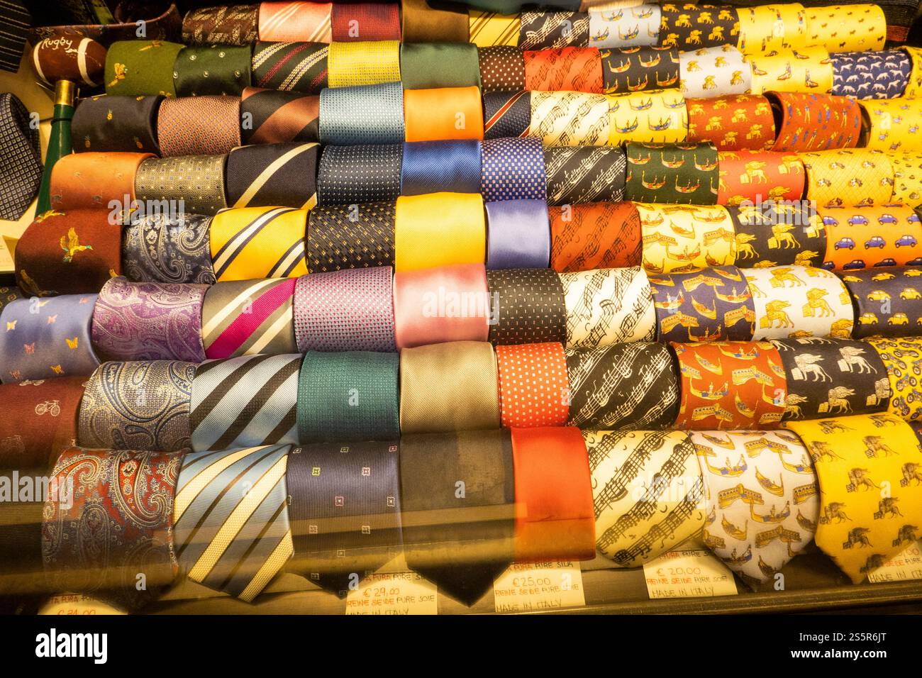 Eine Ausstellung von Krawatten in einem Schaufenster in Venedig, Italien Stockfoto