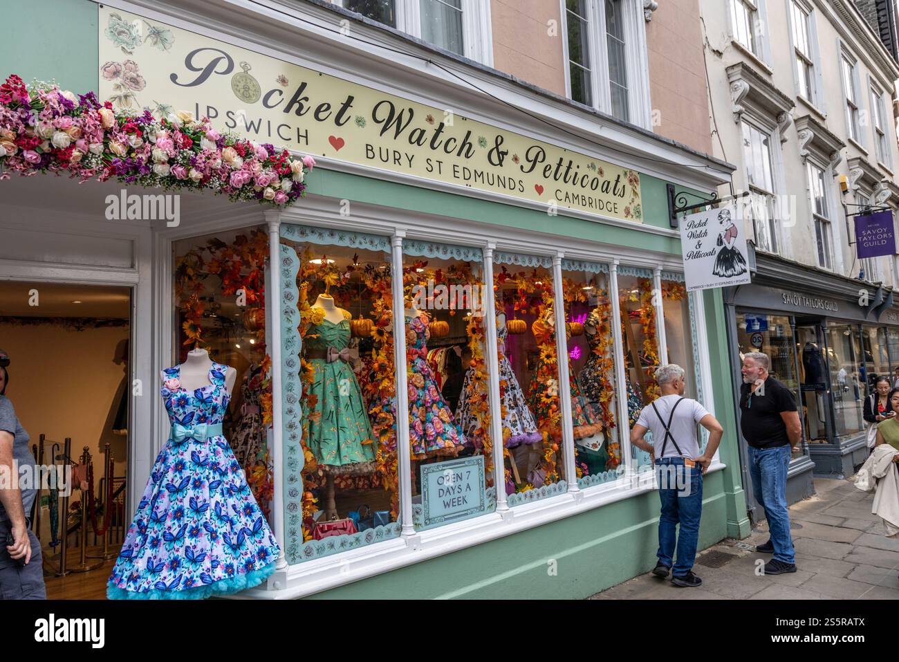 Cambridge England, Pocket Watch & Petticoats Damenmode-Geschäft im Stadtzentrum, das Retro-Vintage-Mode-Kleidung verkauft, UK, 2024 Stockfoto
