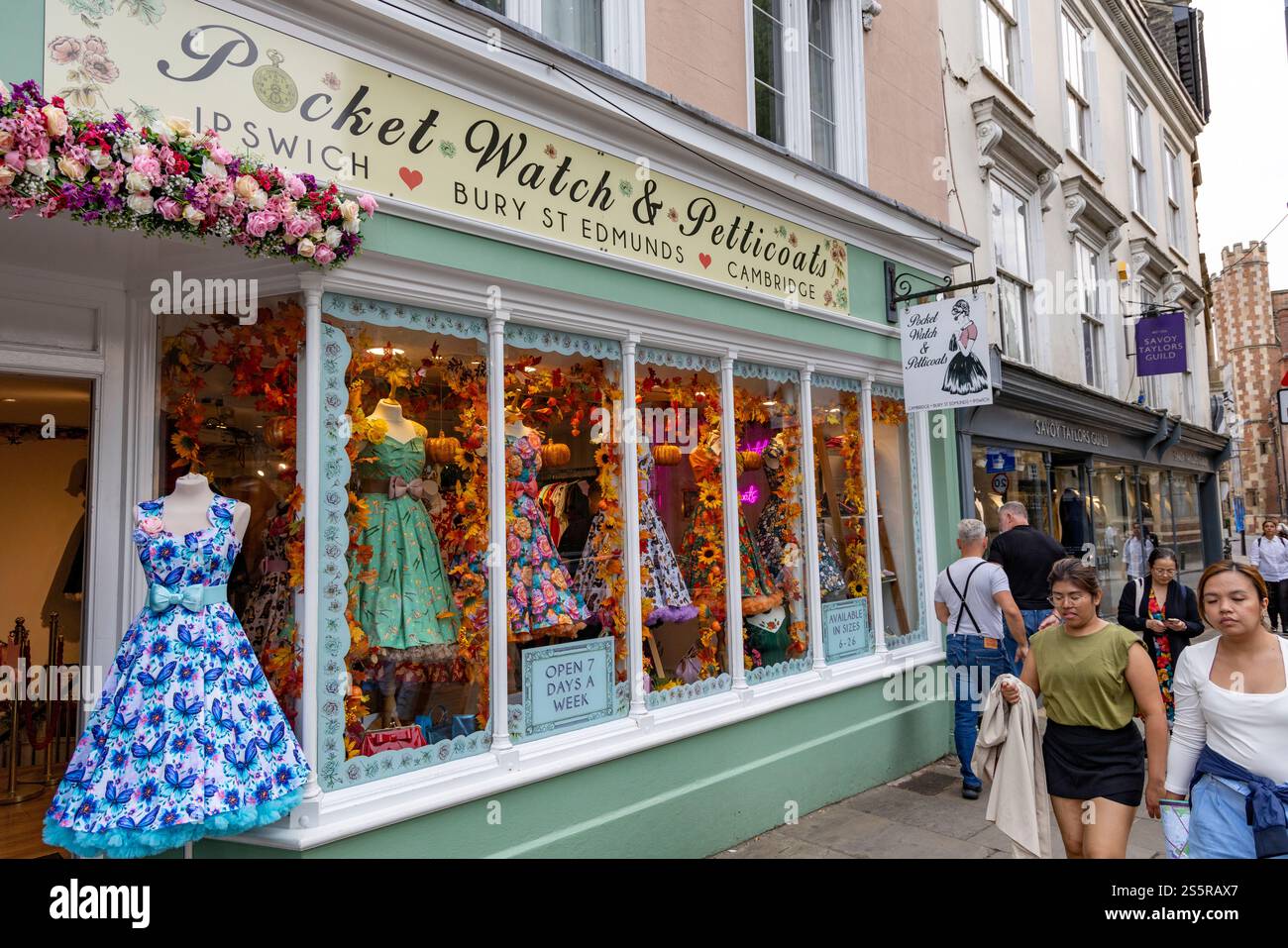 Cambridge England, Pocket Watch & Petticoats Damenmode-Geschäft im Stadtzentrum, das Retro-Vintage-Mode-Kleidung verkauft, UK, 2024 Stockfoto