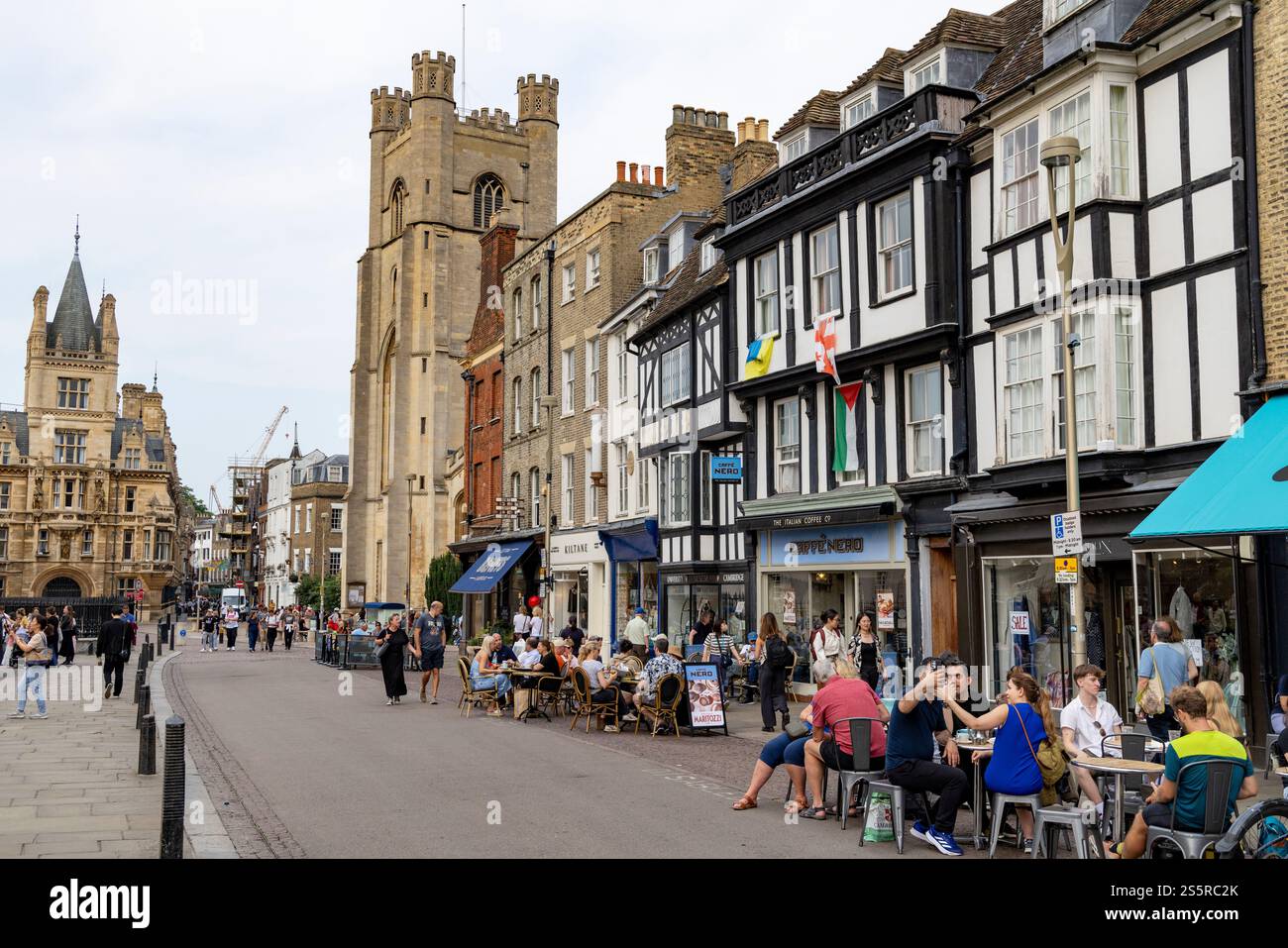 Cambridge City Centre, England, People on Kings Parade in einem Coffee Shop, Café und Besuchsgeschäfte, Großbritannien, 2024 Stockfoto
