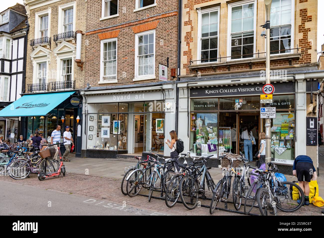 Kings College Visitor Centre und Fitzbillies chelsea Bun Café Café auf der Kings Parade im Stadtzentrum von Cambridge, England, Großbritannien, 2024 Stockfoto