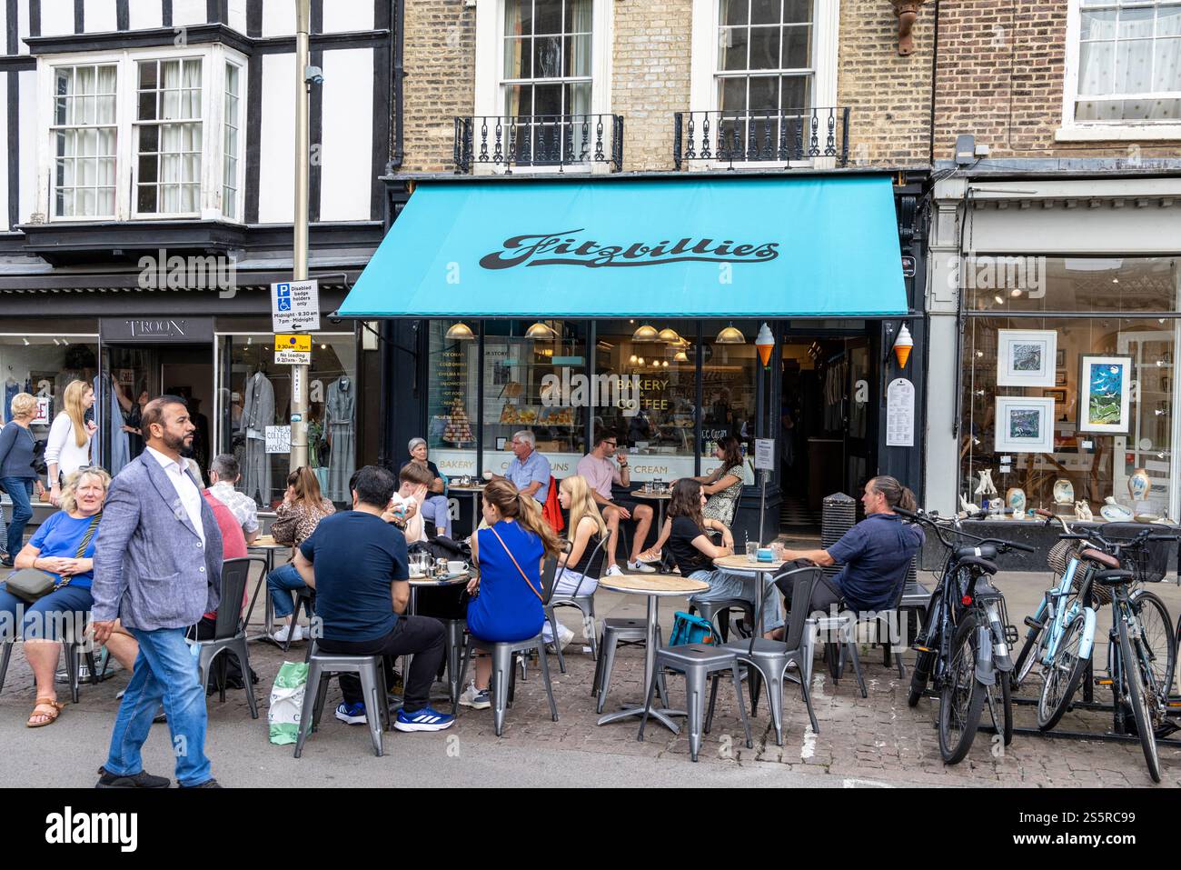 Cambridge, England. Fitzbillies Bäckerei und Café, überfülltes Café mit Freunden, die draußen sitzen, eine Bäckerei, die für ihre Chelsea Buns bekannt ist, Cambridge, UK, 2024 Stockfoto
