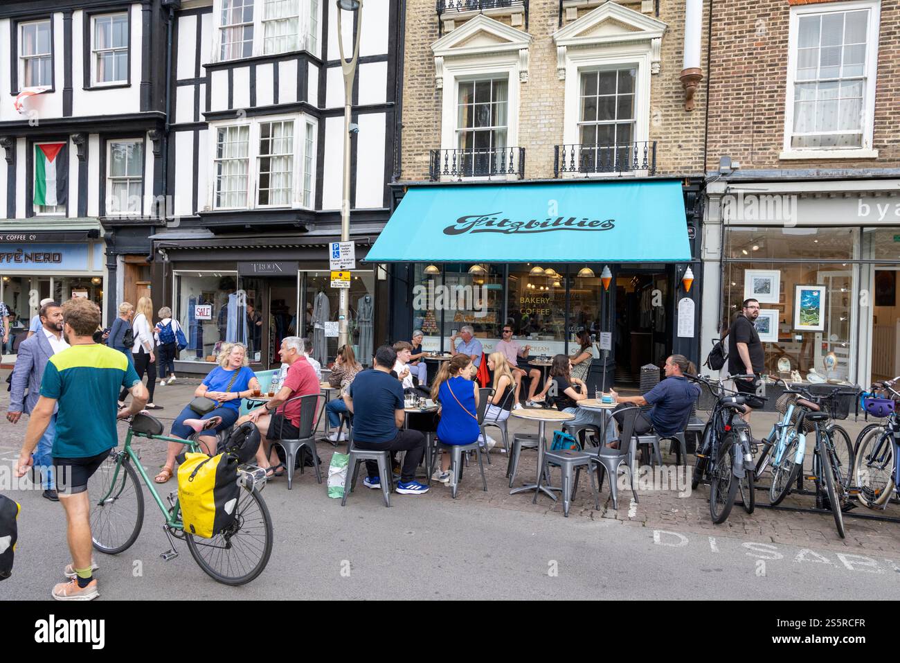 Cambridge, England. Fitzbillies Bäckerei und Café, überfülltes Café mit Freunden, die draußen sitzen, eine Bäckerei, die für ihre Chelsea Buns bekannt ist, Cambridge, UK, 2024 Stockfoto