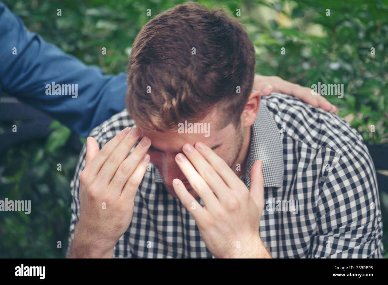 Jungs, Die Lebensprobleme Teilen, Unterstützen Immer Die Besten Freunde. Freunde, Die Das Herz Gebrochen Haben. Trauriger Mann, der draußen im Park sitzt und das Gefühl hat, dass Traurigkeit ein P hat Stockfoto