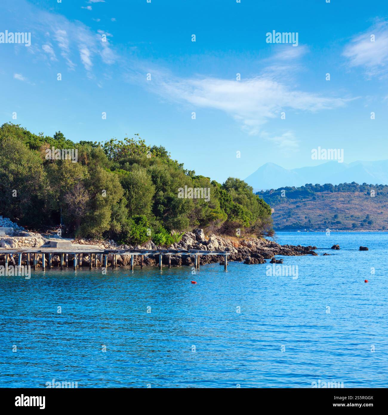 Schönen Ionischen Meer Morgen Sommer Küste Blick vom Strand (Ksamil, Albanien). Stockfoto
