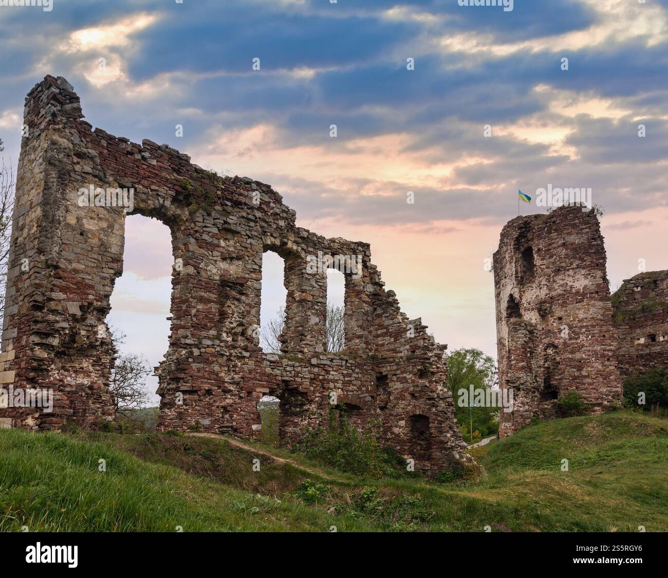 Buchach Burgruine mit ukrainischen Flagge, Oblast Ternopil, Ukraine. Aus dem 14. Jahrhundert. Stockfoto