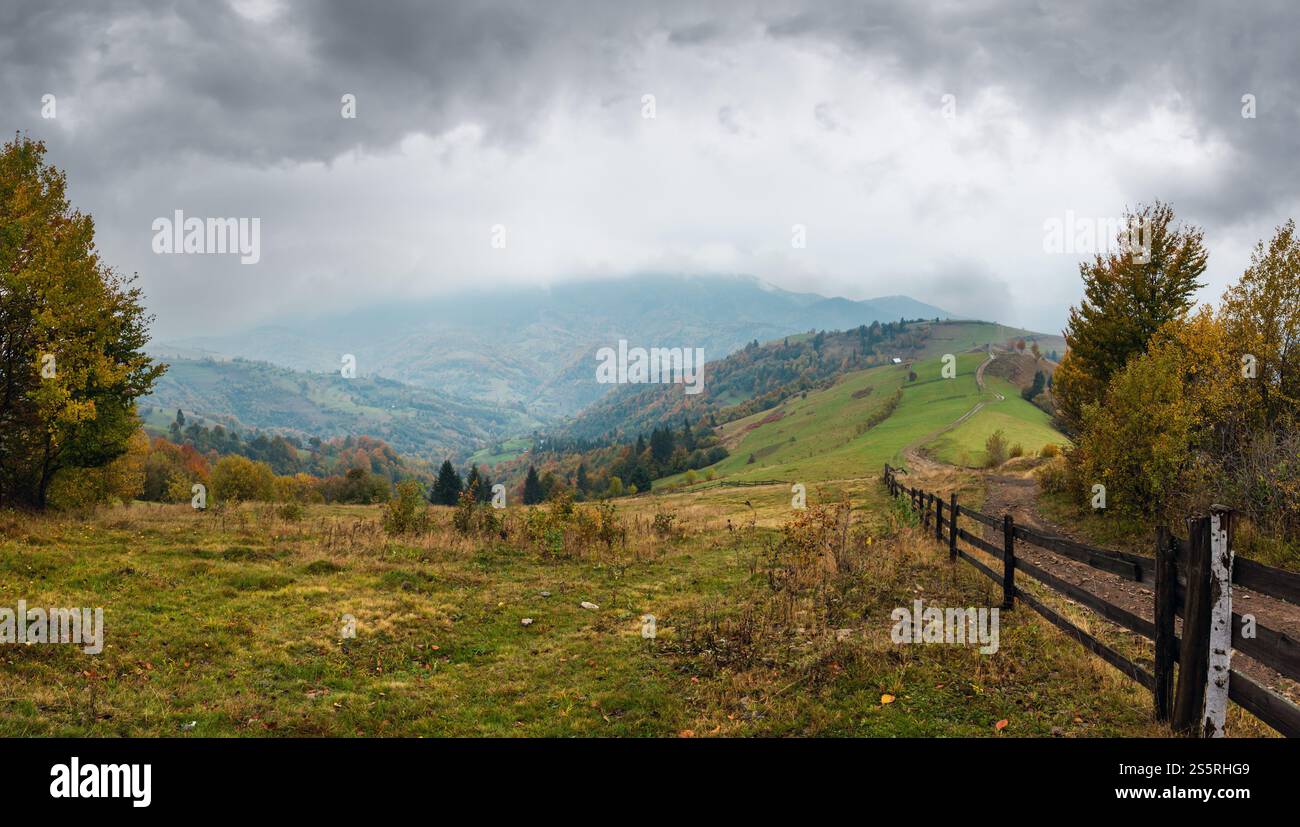 Herbst Karpaten Panorama Landschaft (Mizhhiria Oblast, Gebiet Kiew, Ukraine). Stockfoto