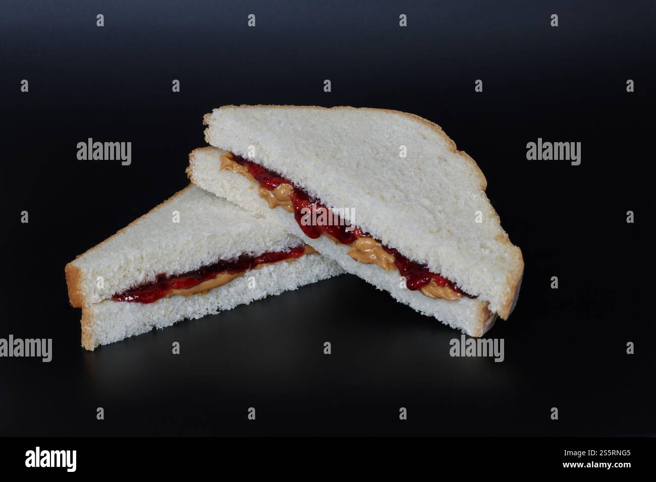 In Scheiben geschnittenes Erdnussbutter- und Gelee-Sandwich, Füllung Nahaufnahme Stockfoto
