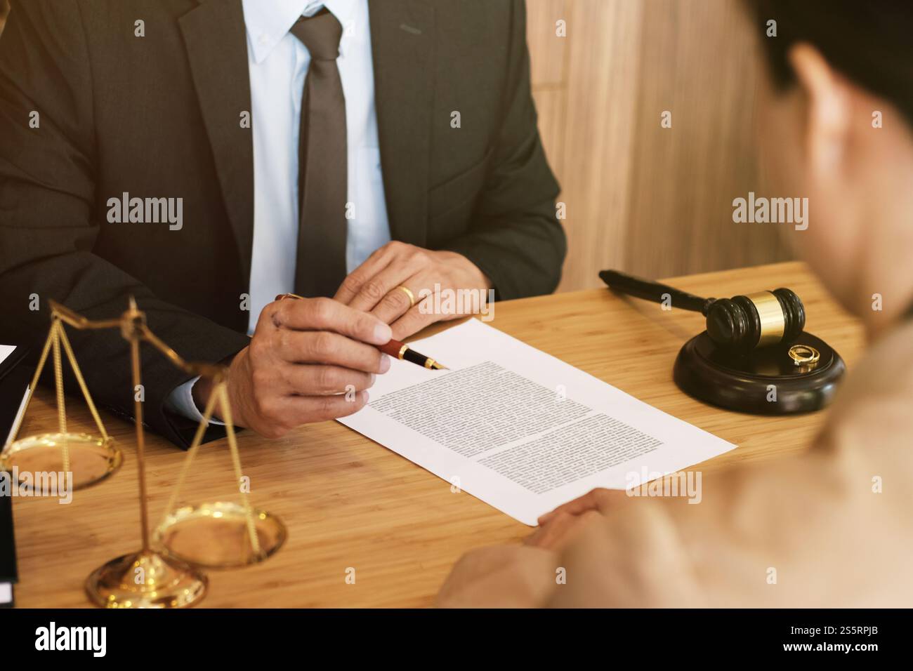 Richter gavel Entscheidung über Ehe Scheidung Unterzeichnung Papiere. Anwalt Konzept Stockfoto