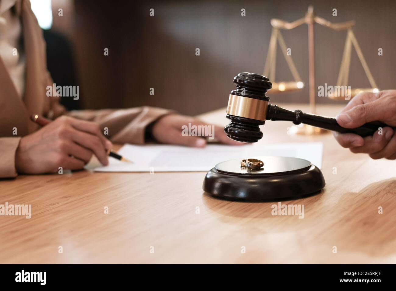 Richter gavel Entscheidung über Ehe Scheidung Unterzeichnung Papiere. Anwalt Konzept Stockfoto