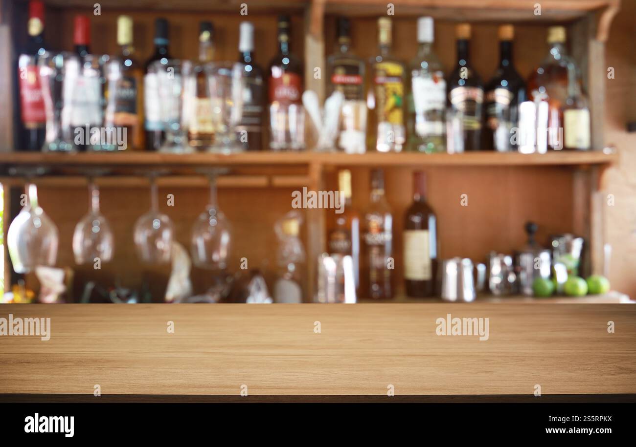 Holz Tischplatte in Blur Hintergrund Raum Interieur mit leeren Kopierraum Stockfoto