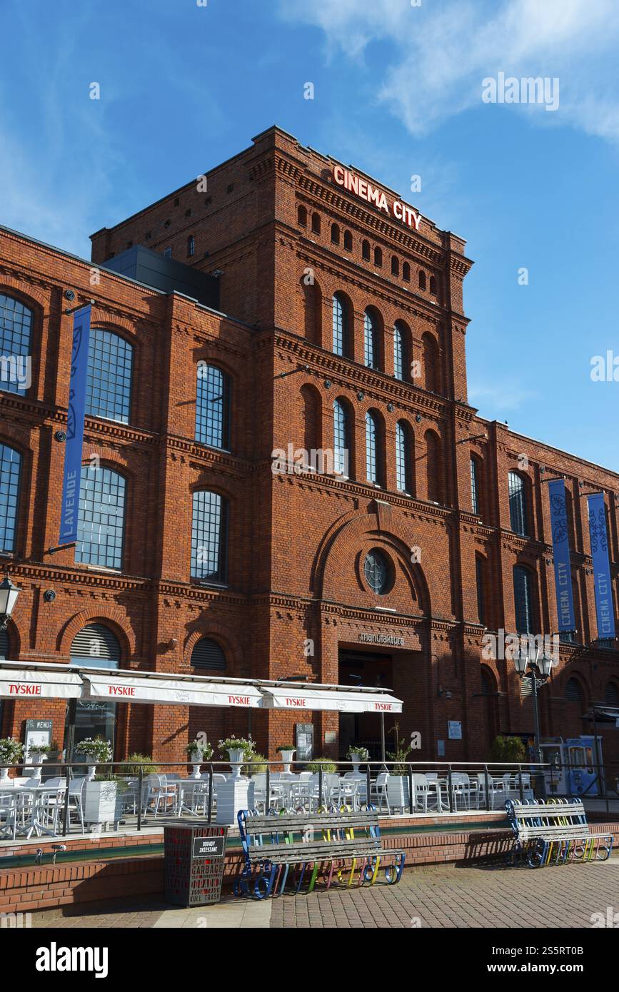 Großes Backsteingebäude für Cinema City mit markanten Fenstern, Cinema City, Manufaktura, Lodz, Lodz, Lodz, Polen, Europa Stockfoto