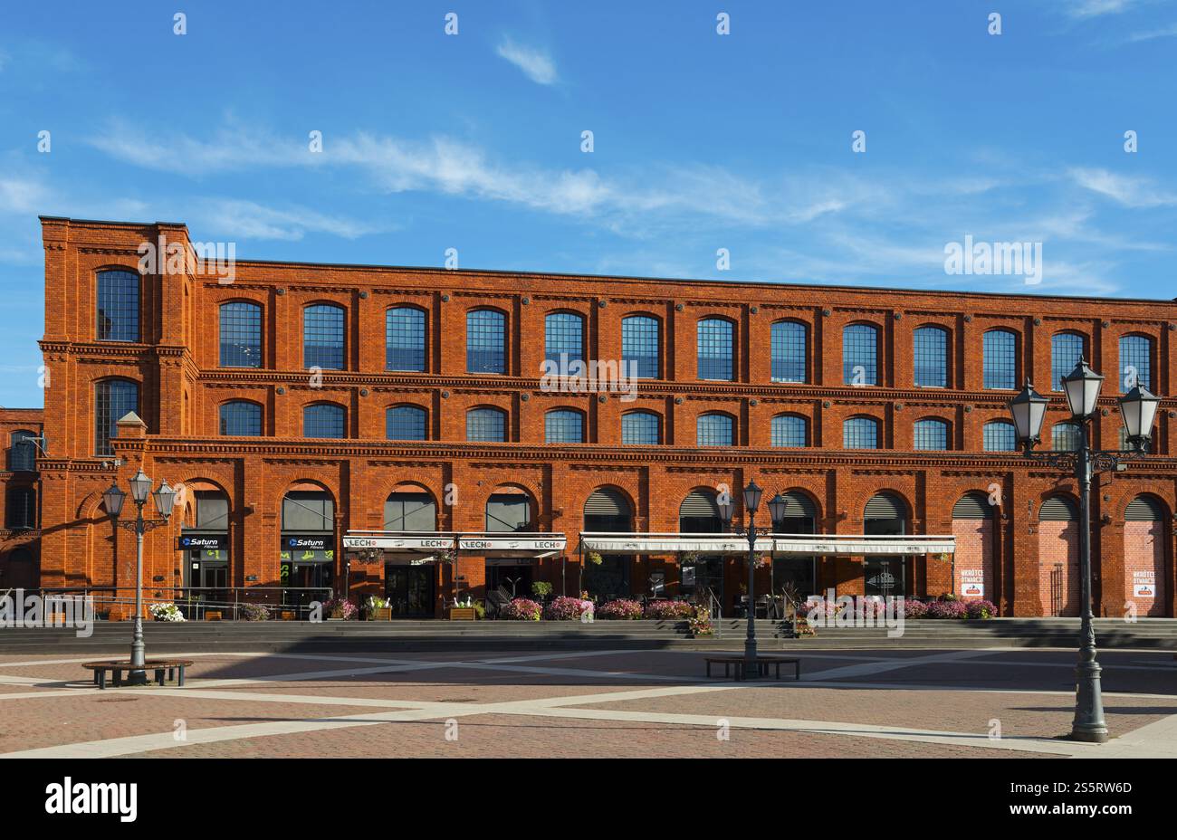 Rotes Backsteingebäude mit vielen Fenstern unter klarem blauem Himmel, Manufaktura, Lodz, Lodz, Lodz, Polen, Europa Stockfoto