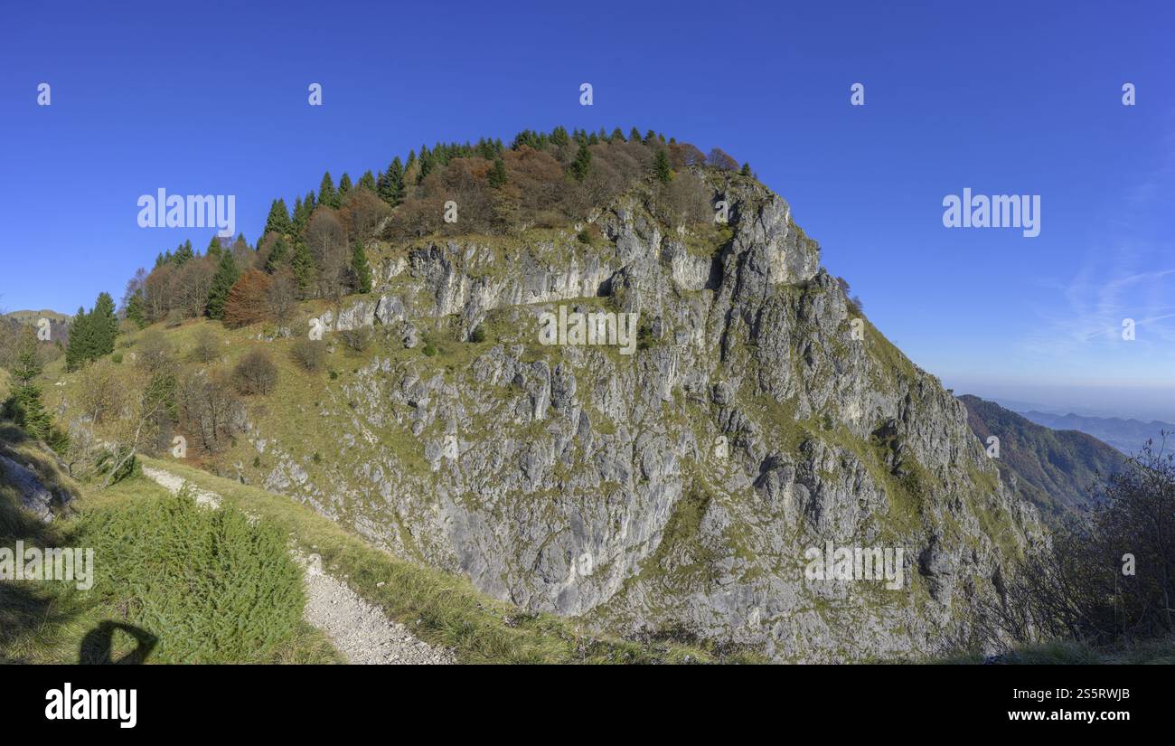 Der Wanderweg Meatte führt entlang einer Kriegsstraße aus dem Ersten Weltkrieg durch viele Tunnel, Pieve del Grappa, Provinz Treviso, Italien, Europa Stockfoto