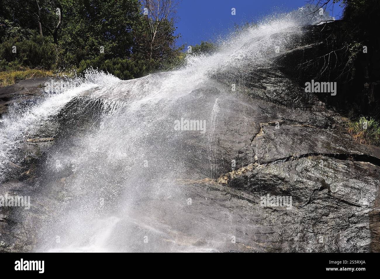 Wasserfall mitten im Wald Stockfoto