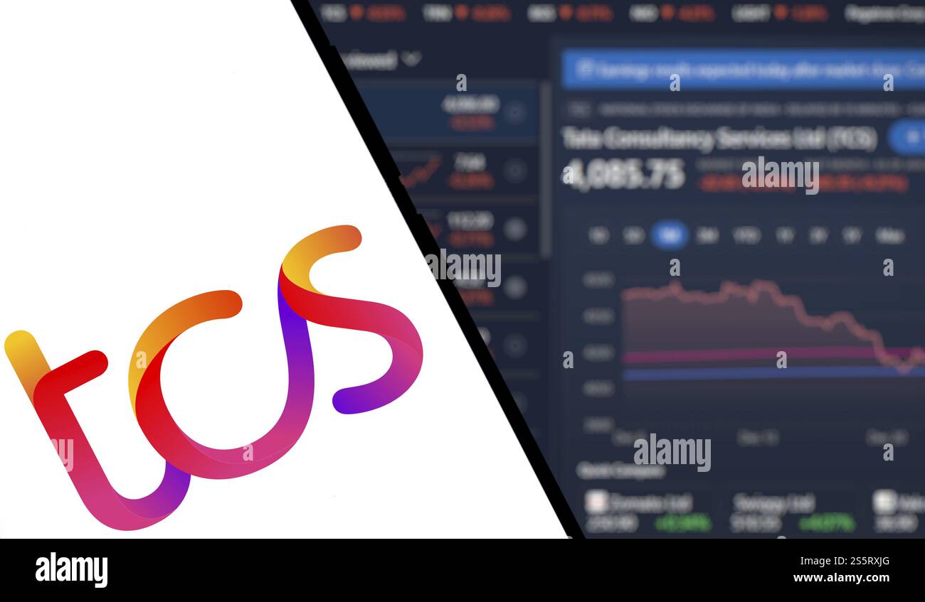Das TCS-Logo wird auf dem Smartphone angezeigt. Tata Consultancy Services (TCS) ist ein indisches multinationales Technologieunternehmen Stockfoto