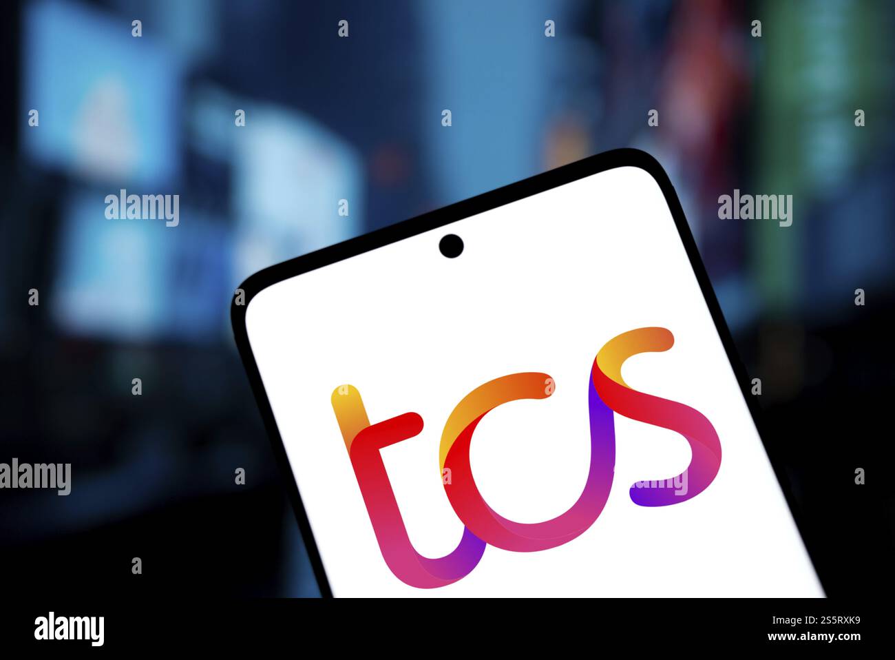 Das TCS-Logo wird auf dem Smartphone angezeigt. Tata Consultancy Services (TCS) ist ein indisches multinationales Technologieunternehmen Stockfoto