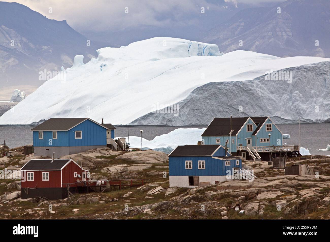 Häuser vor treibenden Eisbergen in Saqqaq, Grönland, Nordamerika Stockfoto