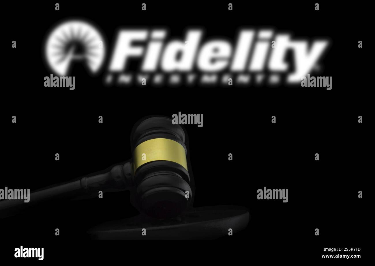 Gerichtsbeschlag vor dem Fidelity Investments Logo. Fidelity Management & Research ist ein US-amerikanisches multinationales Finanzdienstleistungsunternehmen Stockfoto