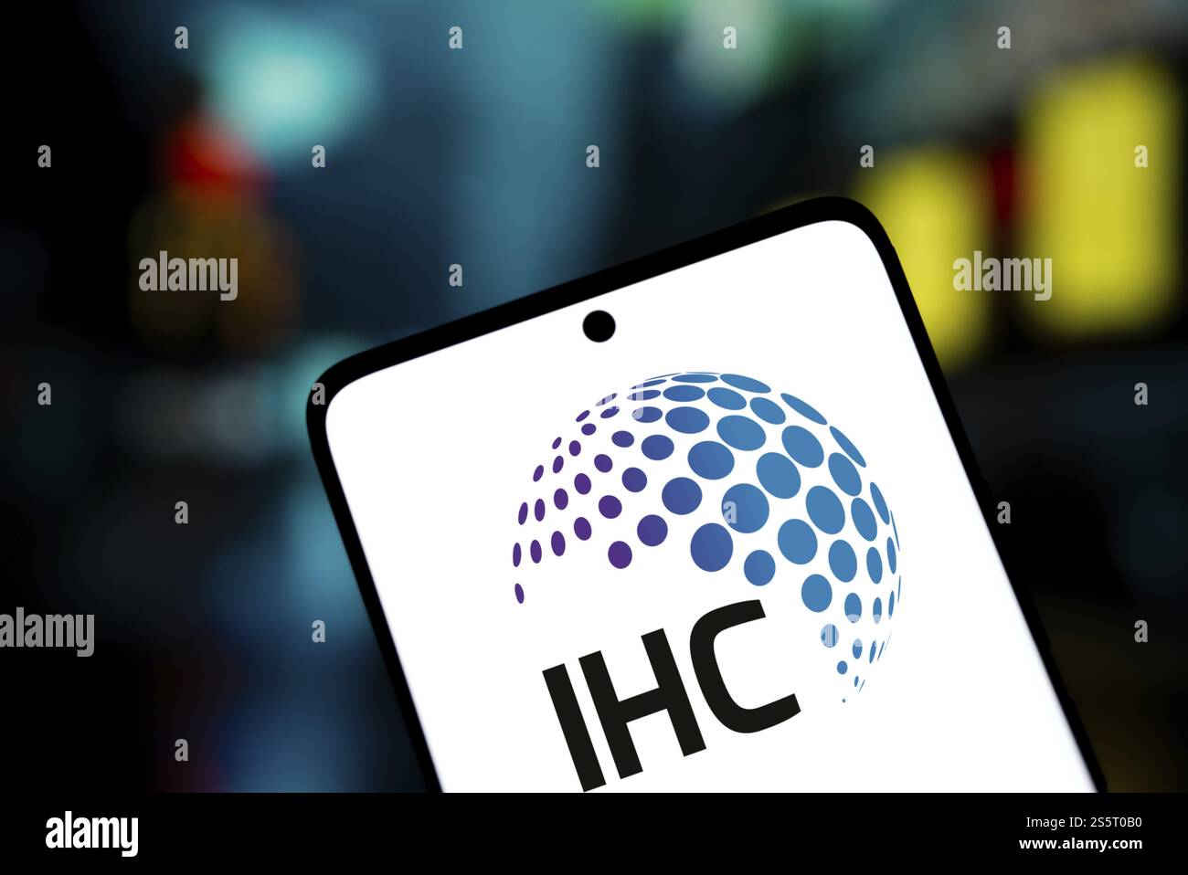 Das IHC-Logo wird auf dem Smartphone angezeigt. International Holding Company (IHC) ist eine Holdinggesellschaft mit Sitz in den Vereinigten Arabischen Emiraten Stockfoto