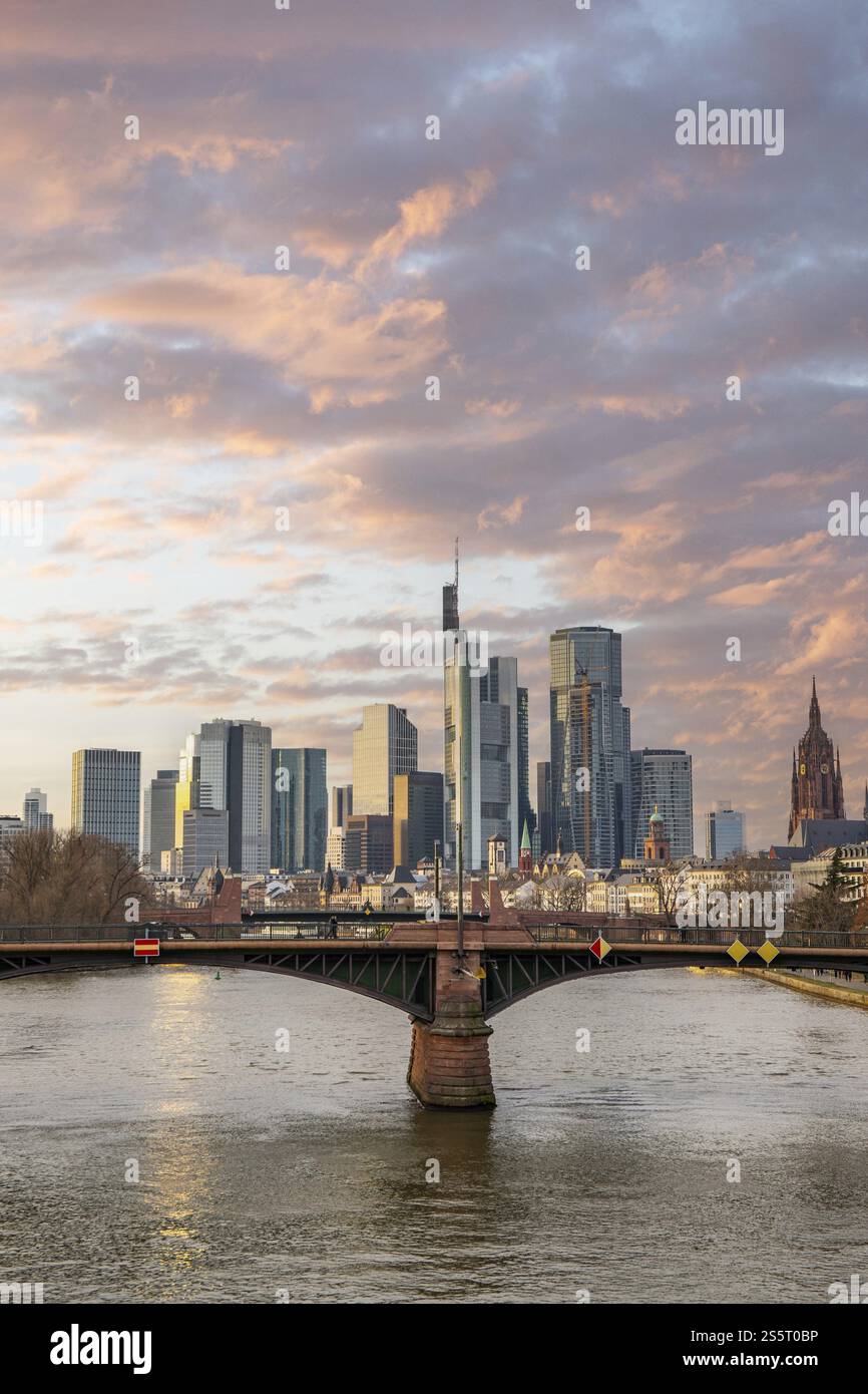 Eine große Stadt am Abend bei Sonnenuntergang. Moderne Gebäude in einer Skyline am Fluss. Wolkenkratzer spiegeln sich im Wasser. Moderne Architektur des Me Stockfoto