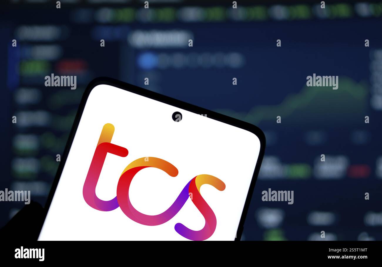 Das TCS-Logo wird auf dem Smartphone angezeigt. Tata Consultancy Services (TCS) ist ein indisches multinationales Technologieunternehmen Stockfoto