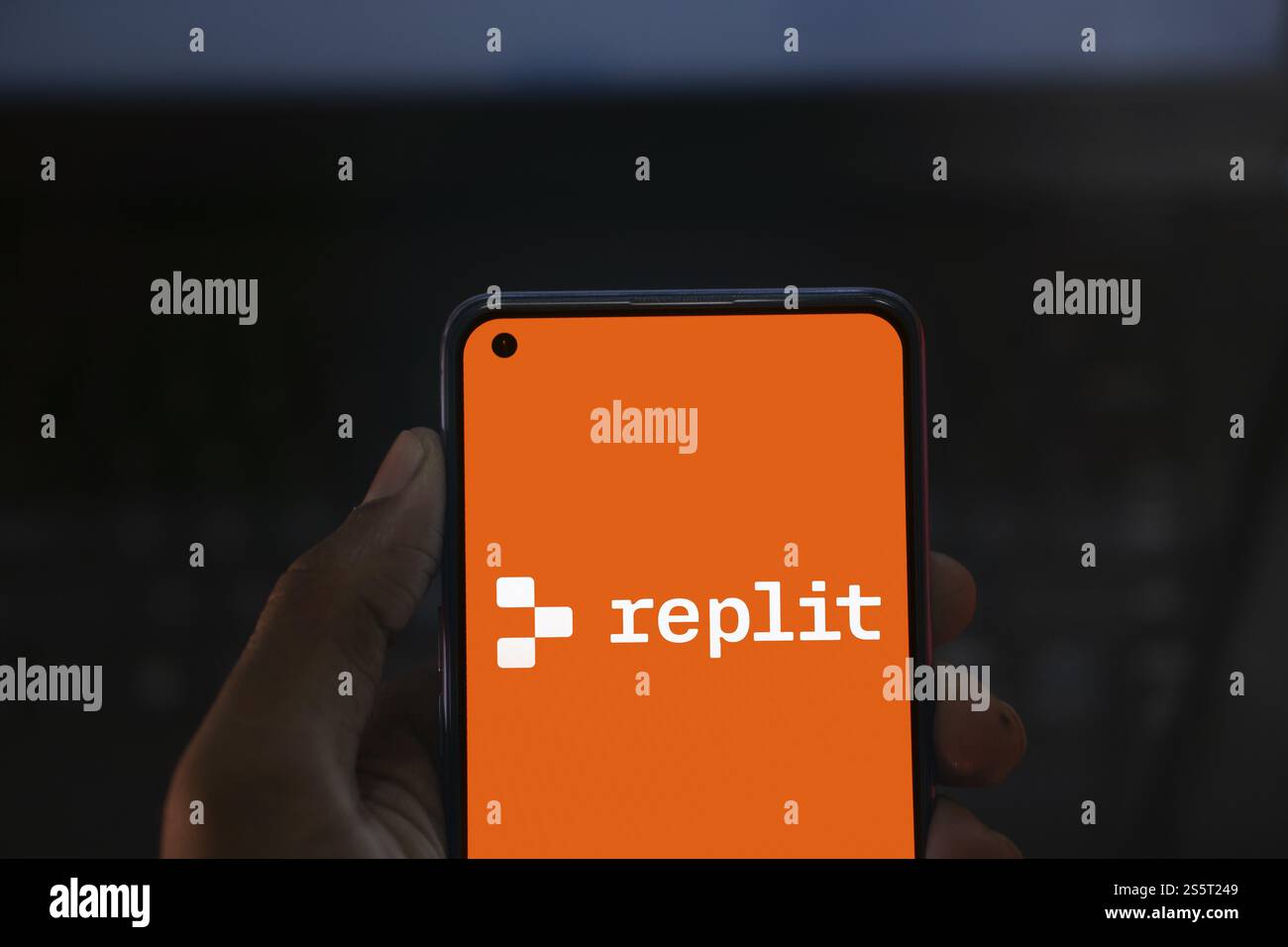 Das nachleuchtende Logo wird auf dem Smartphone angezeigt. Replit ist ein amerikanisches Start-up und eine integrierte Online-Entwicklungsumgebung Stockfoto