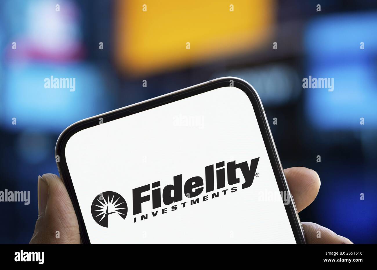 Das Logo von Fidelity Investments wird auf dem Smartphone angezeigt. Fidelity Management & Research ist ein US-amerikanisches multinationales Finanzdienstleistungsunternehmen Stockfoto