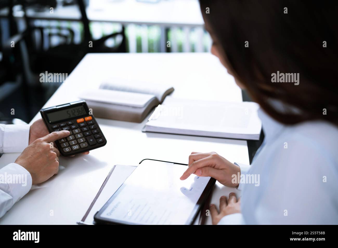 Geschäftsleute treffen sich Designideen professioneller Investor, der ein neues Start-up-Projekt arbeitet. Geschäftsmann und Geschäftsfrau arbeiten zusammen Stockfoto