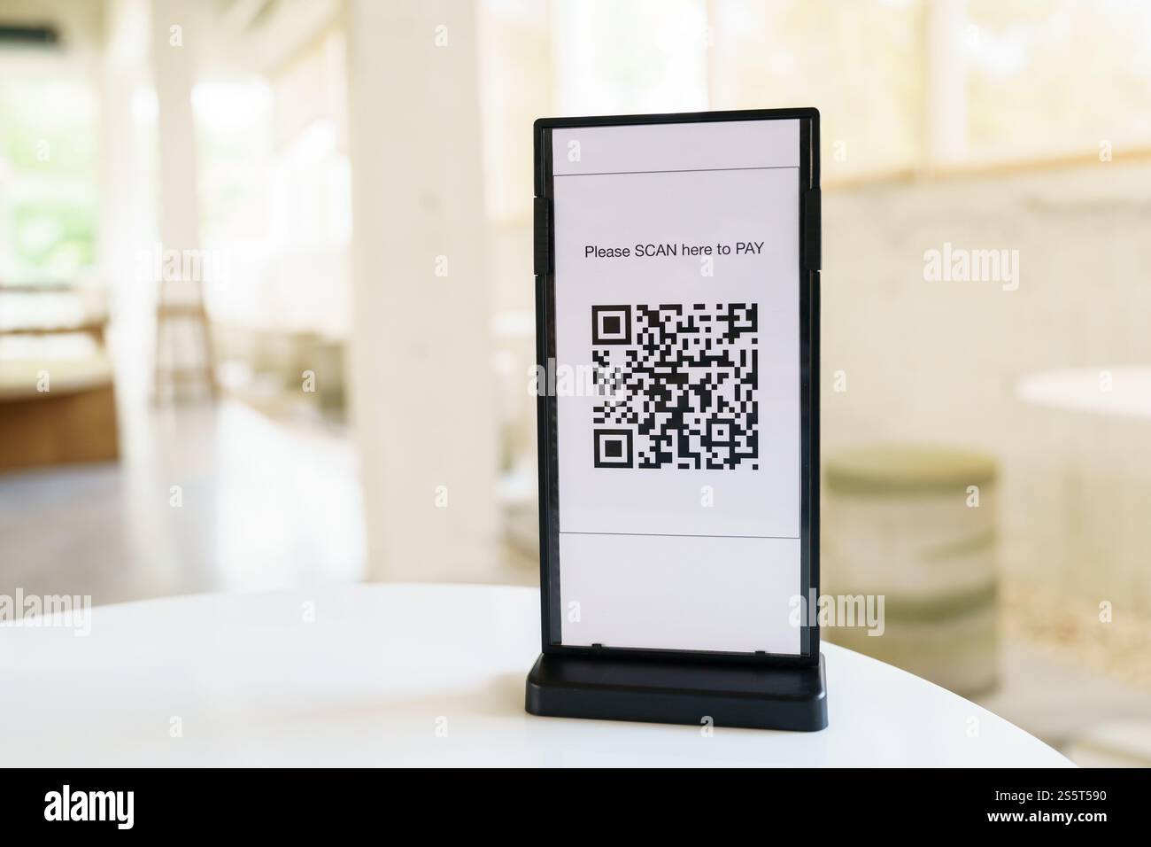 QR-Code-Zahlung. E-Wallet. Man Scanning Tag akzeptiert generieren digitale Zahlung ohne Geld.Scannen QR Code Online Shopping bargeldlose Zahlung und Stockfoto