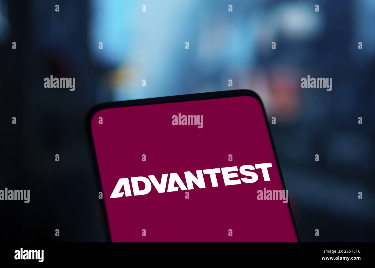 Das Advantest-Logo wird auf dem Smartphone angezeigt. Advantest Corporation ist ein führender japanischer Hersteller von automatisierten Testgeräten für Halbleiter Stockfoto