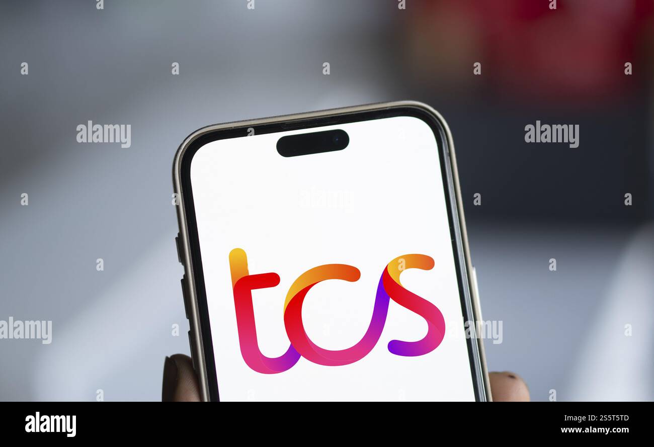 Das TCS-Logo wird auf dem Smartphone angezeigt. Tata Consultancy Services (TCS) ist ein indisches multinationales Technologieunternehmen Stockfoto