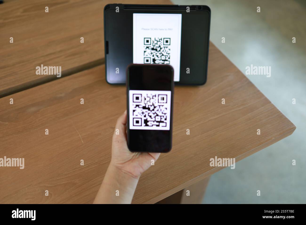 QR-Code-Zahlung. E-Wallet. Frau scannt QR-Code Online-Shopping bargeldloses Technologiekonzept Stockfoto