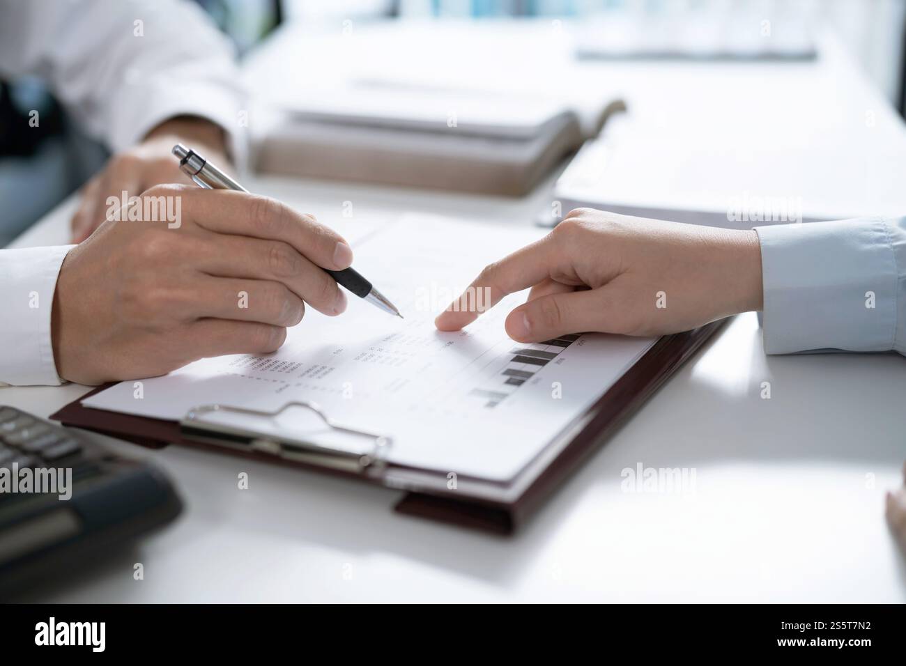 Geschäftsleute treffen sich Designideen professioneller Investor, der ein neues Start-up-Projekt arbeitet. Geschäftsmann und Geschäftsfrau arbeiten zusammen Stockfoto