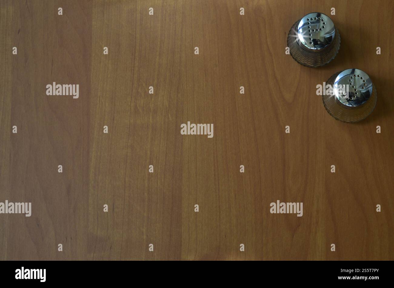 Einige Küchengeräte auf Holzhintergrund mit Platz für Text. Hintergrund für Rezepte und Lebensmittellisten. Küchengeräte auf Holzhintergrund mit Stockfoto