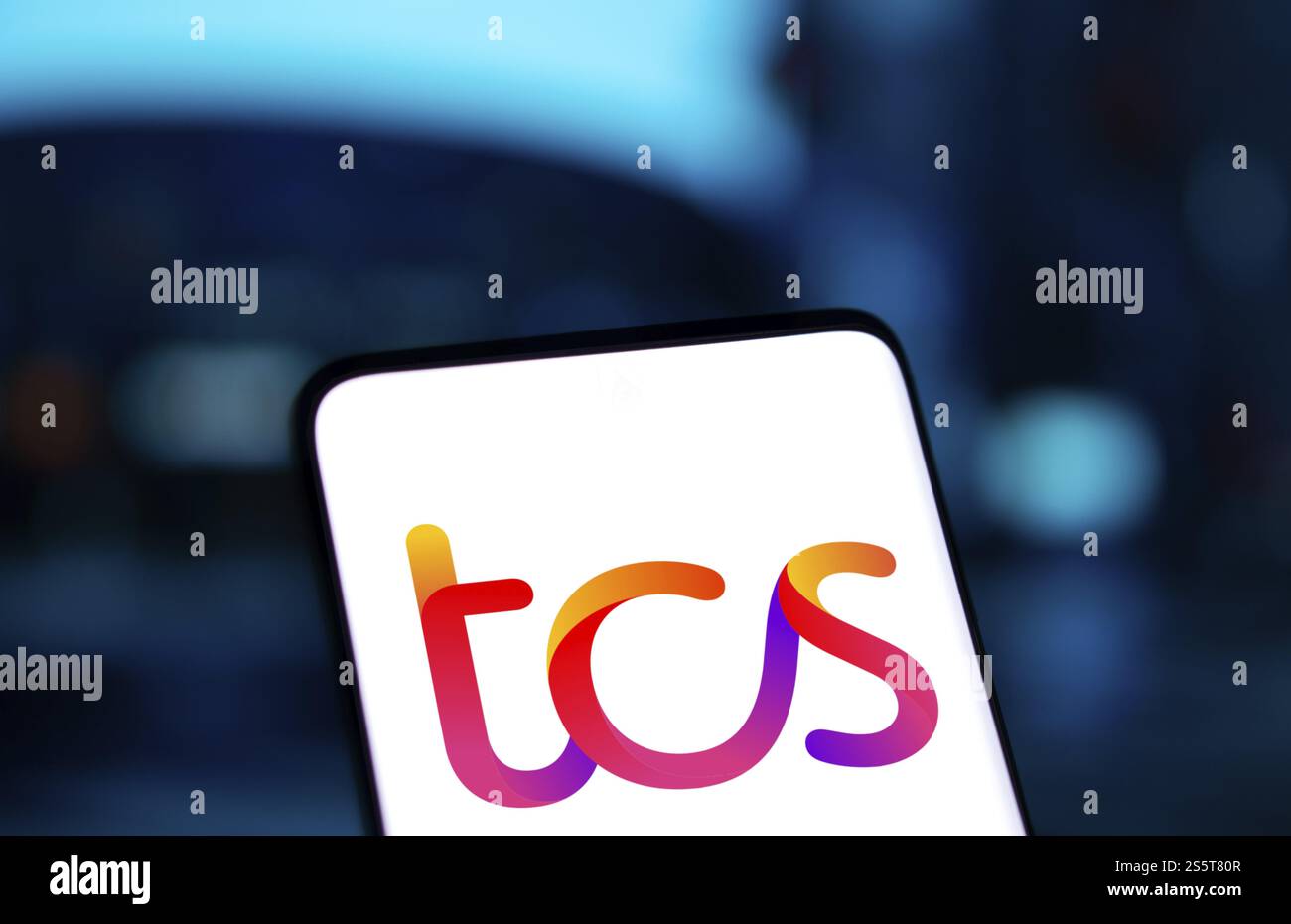 Das TCS-Logo wird auf dem Smartphone angezeigt. Tata Consultancy Services (TCS) ist ein indisches multinationales Technologieunternehmen Stockfoto