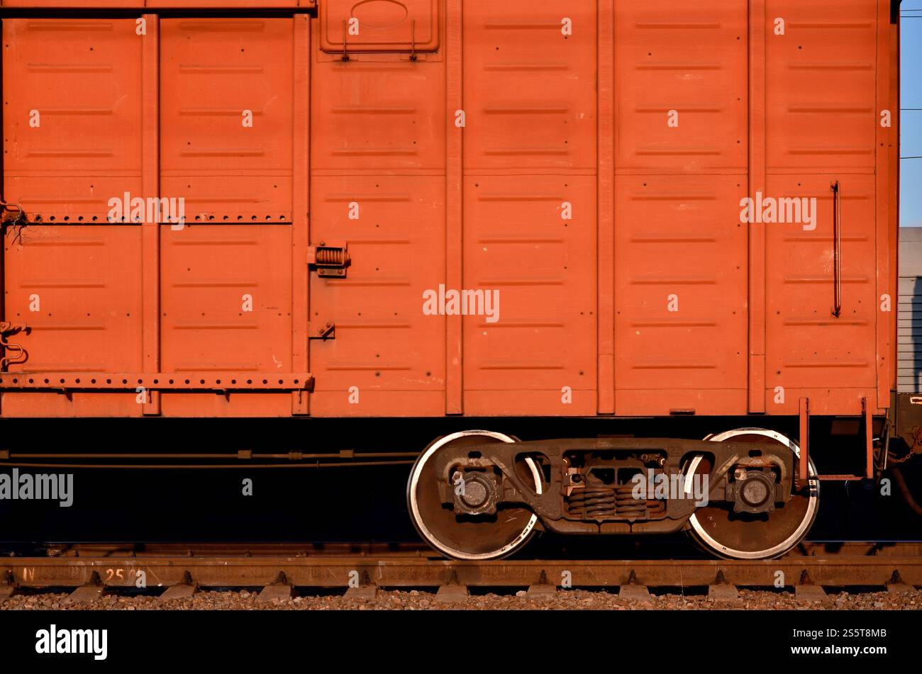 Detailliertes Foto des Güterwagens. Ein Fragment der Bauteile des Güterwagens auf der Schiene bei Tageslicht. Teile des Güterwagens Stockfoto
