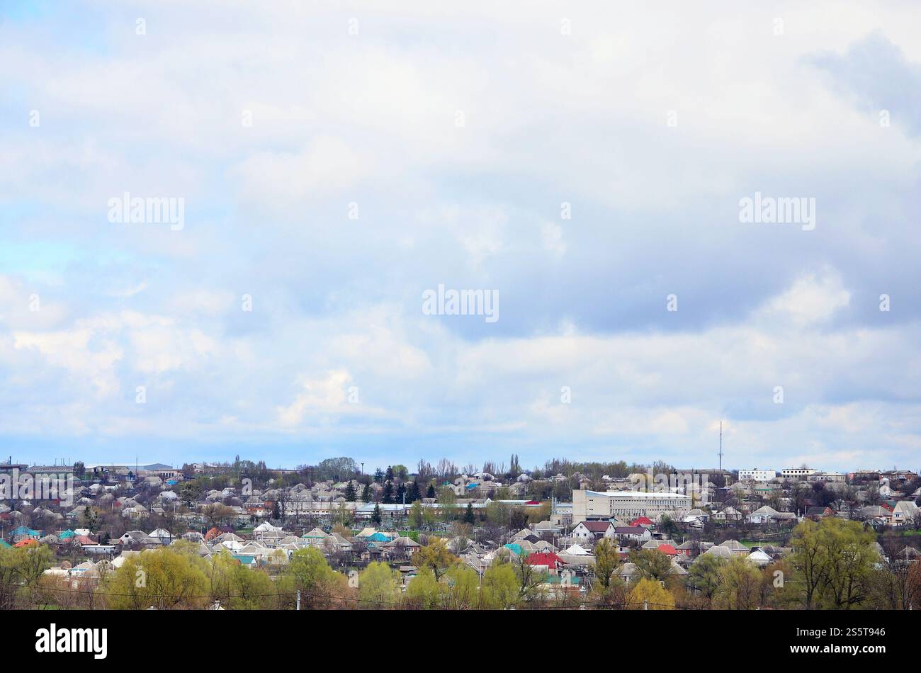 Eine ländliche Landschaft mit vielen Privathäusern und grüne Bäume. Suburban Panorama an einem bewölkten Nachmittag. Ein Ort, weit von der Stadt entfernt Stockfoto