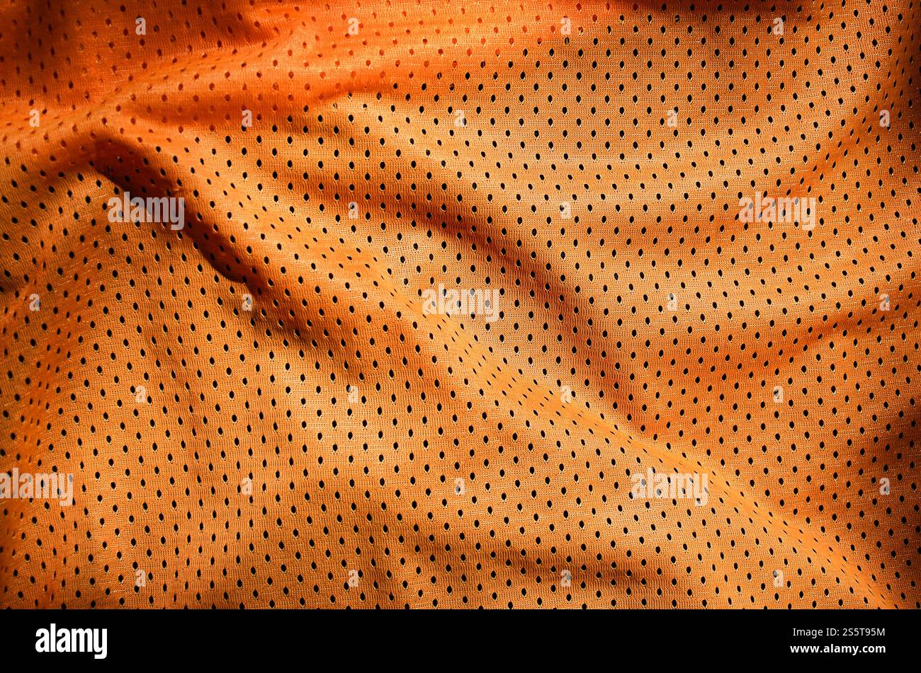 Orange sport Bekleidung Stoff Textur Hintergrund. Blick von oben auf die orange Tuch textile Oberfläche. Helle Basketball Shirt. Text Raum Stockfoto