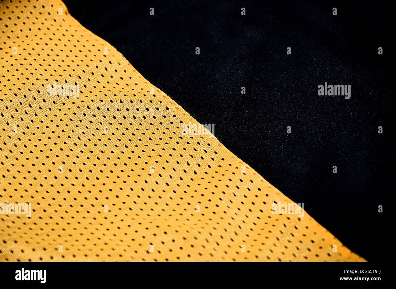 In der Nähe von Orange polyester Nylon sportswear Shorts erstellt einen strukturierten Hintergrund Stockfoto