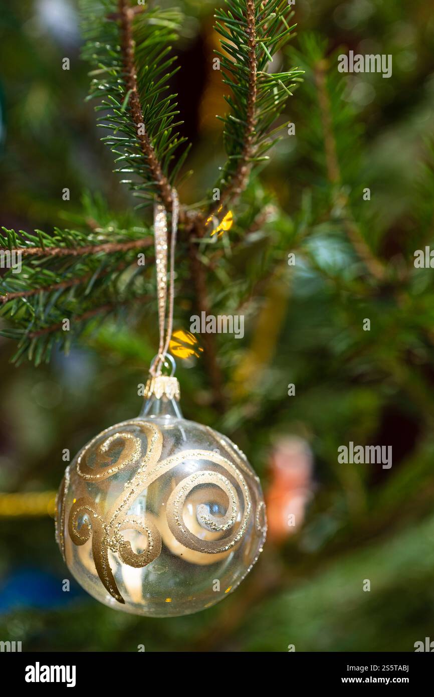 Dekorative Glaskugel auf natürlichem weihnachtsbaum aus der Nähe des Innenraums Stockfoto