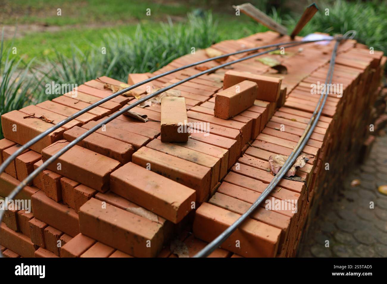 Paletten eines Baustoffstapels aus roten Ziegeln mit neuen roten Ziegeln für den Bau Stockfoto